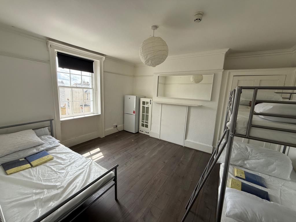 Lot: 145 - TEN-BEDROOM HMO WITH PLANNING FOR SEVEN FLATS - Bedroom six